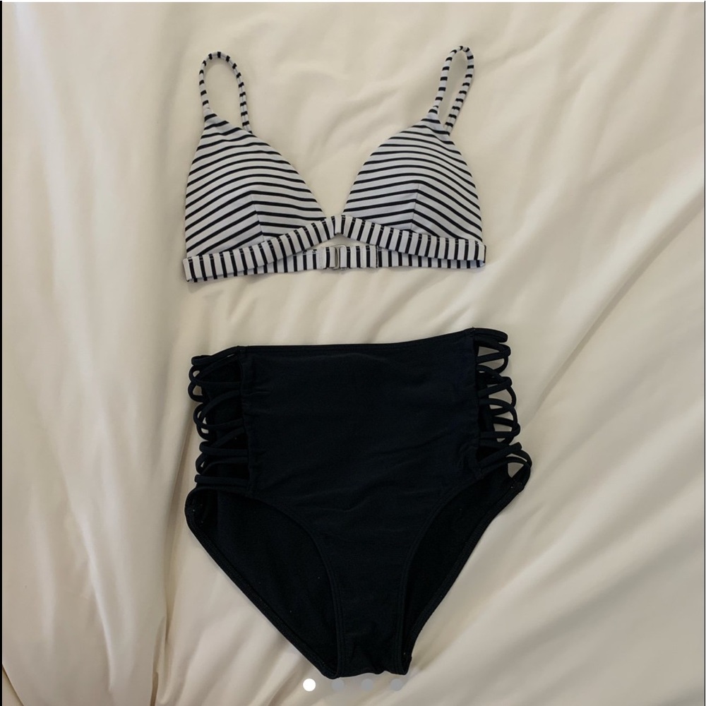 hollister bathing suit set !